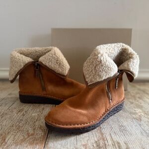 Clarks Oslo Beth Tan Suede Sherpa Ankle Boots NEW Women's Size 7.5 Winter Zip Up